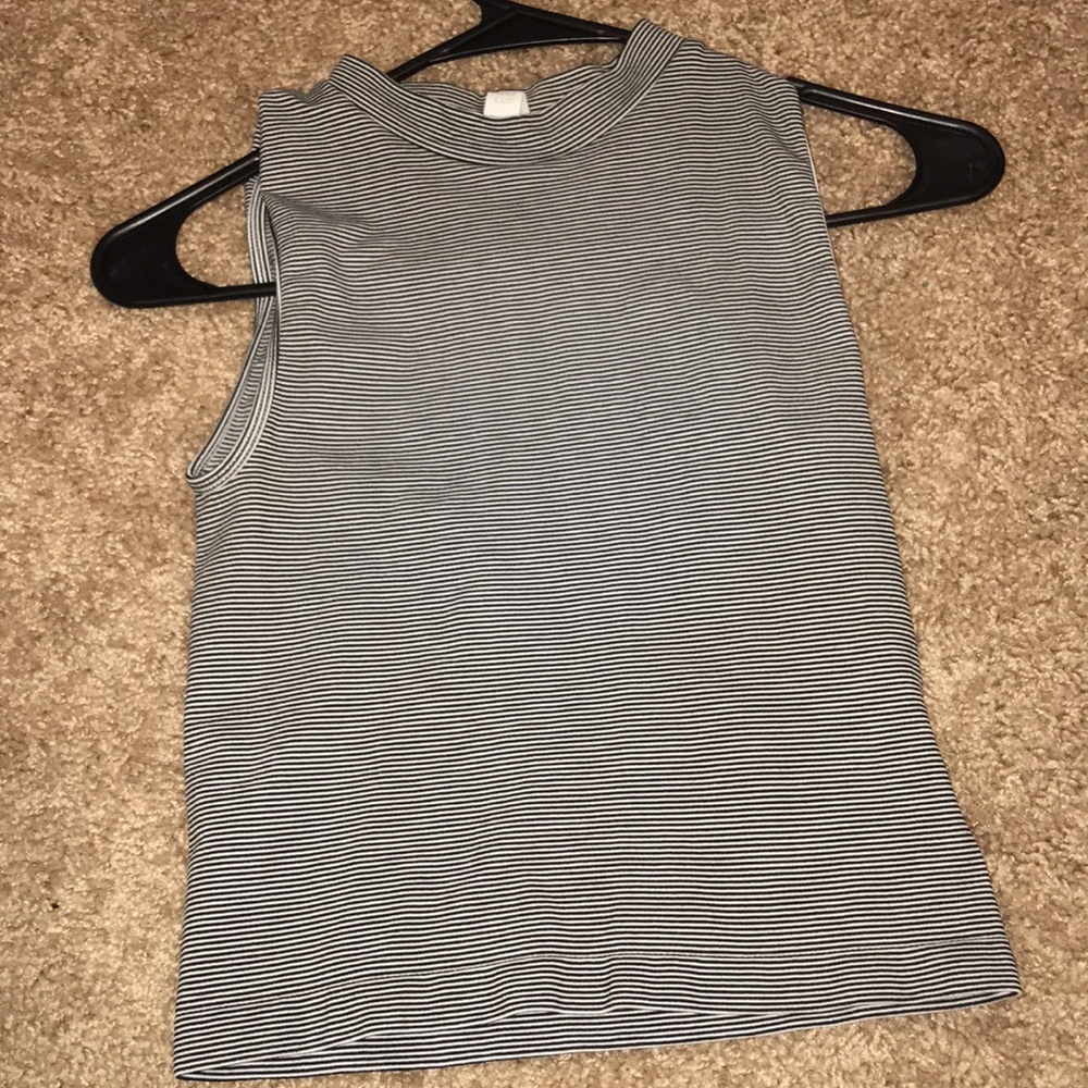 B/W stretchy crop top